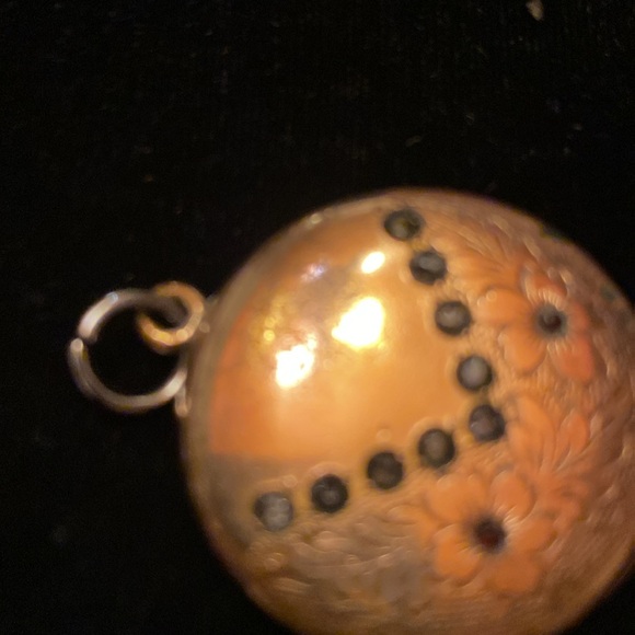 Elegant Gold Filled Art Nouveau Locket - Picture 5 of 5